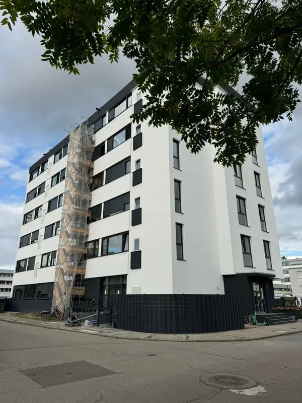 Der fertig sanierte fünfstöckige Baukomplex in der Bad Kreuznacher Straße von außen