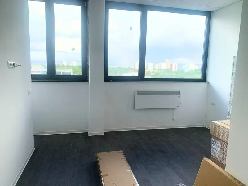Nachher: Fertiges helles Zimmer mit neuen Fenstern, Vinylboden und Heizkörper