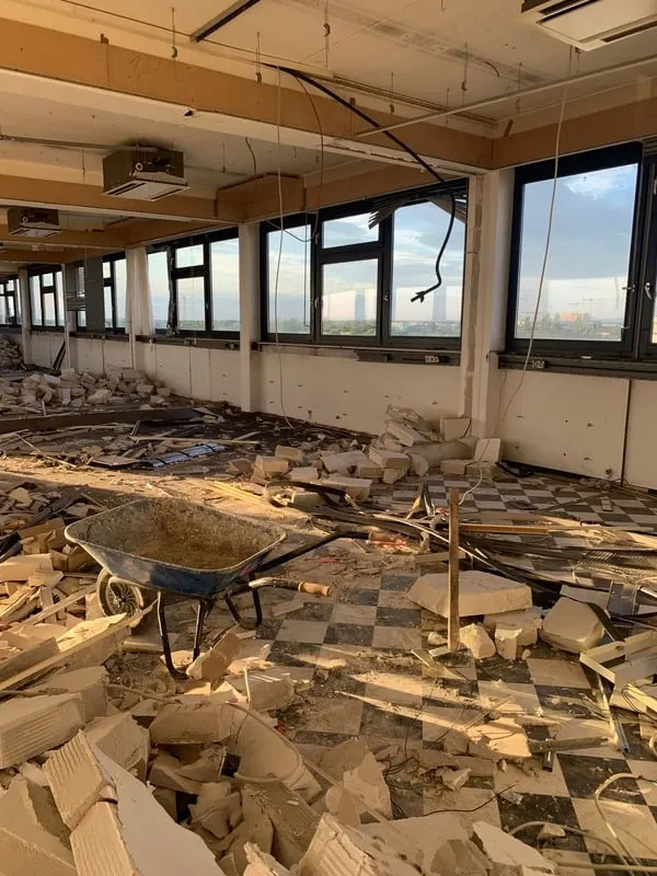 Vorher: Komplett entkernte Etage mit Bauschutt, Schubkarre und offener Decke