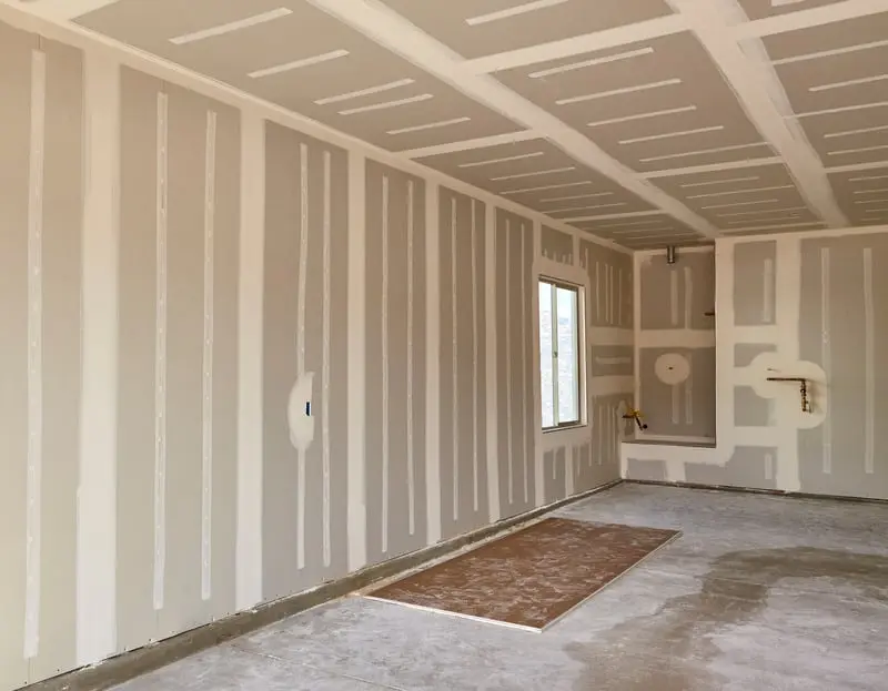 Fertig gestellter Trockenbau mit verspachtelten Wänden und Decke